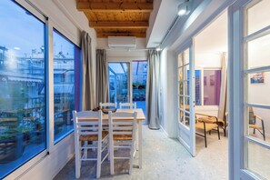Unit 5 - Penthouse Apartment | In-room dining - Modita Boutique Apartments (Kaisariani)