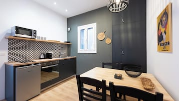 Caja de seguridad en la habitación y tabla de planchar con plancha