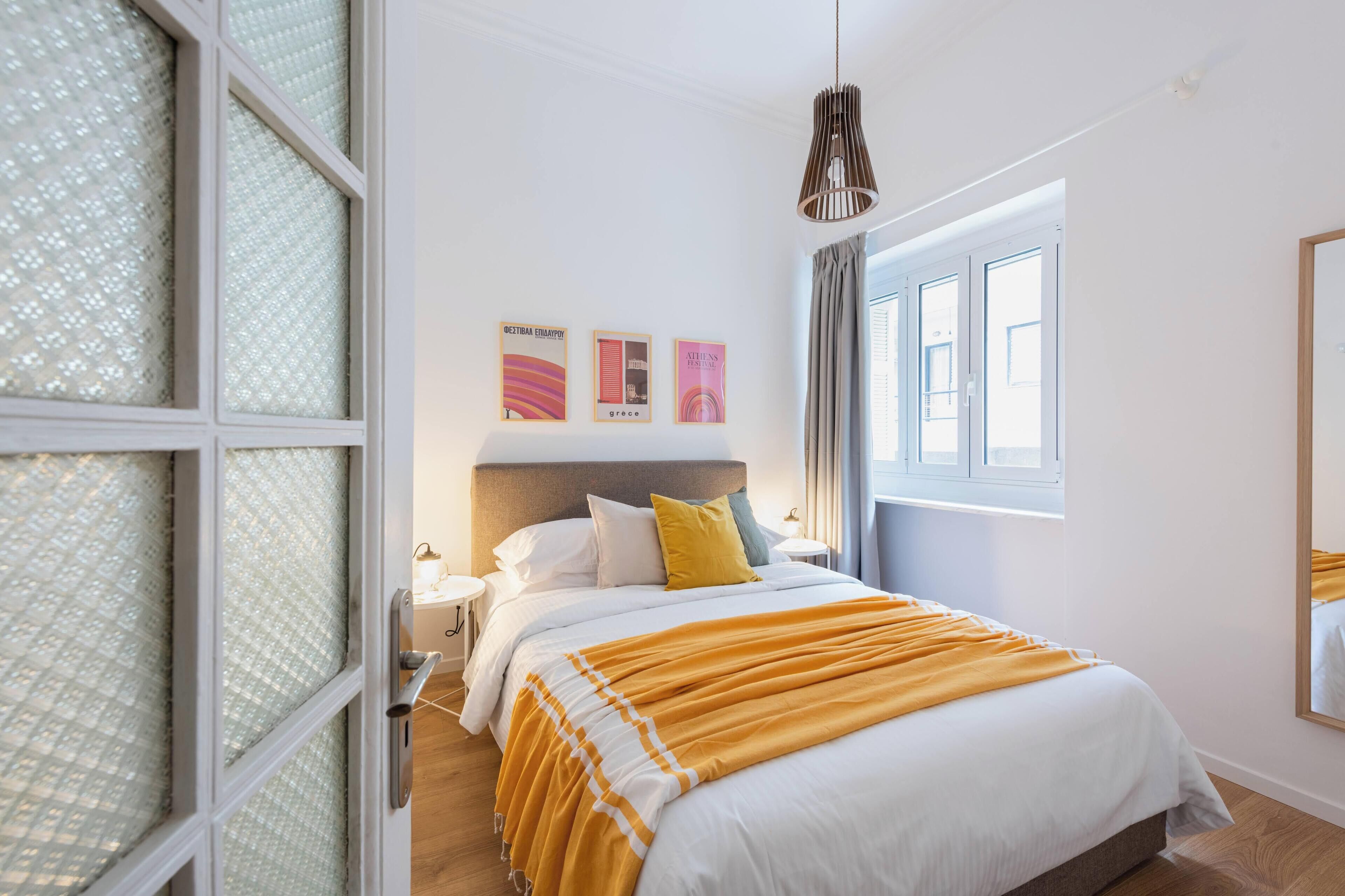 Caja de seguridad en la habitación y tabla de planchar con plancha 