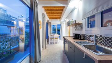 Ático, balcón | Cocina privada | Frigorífico pequeño, microondas, horno y placa de cocina