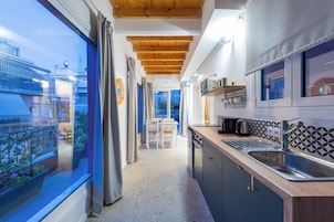 Unit 5 - Penthouse Apartment | Private kitchen | Mini-fridge, microwave, oven, stovetop
