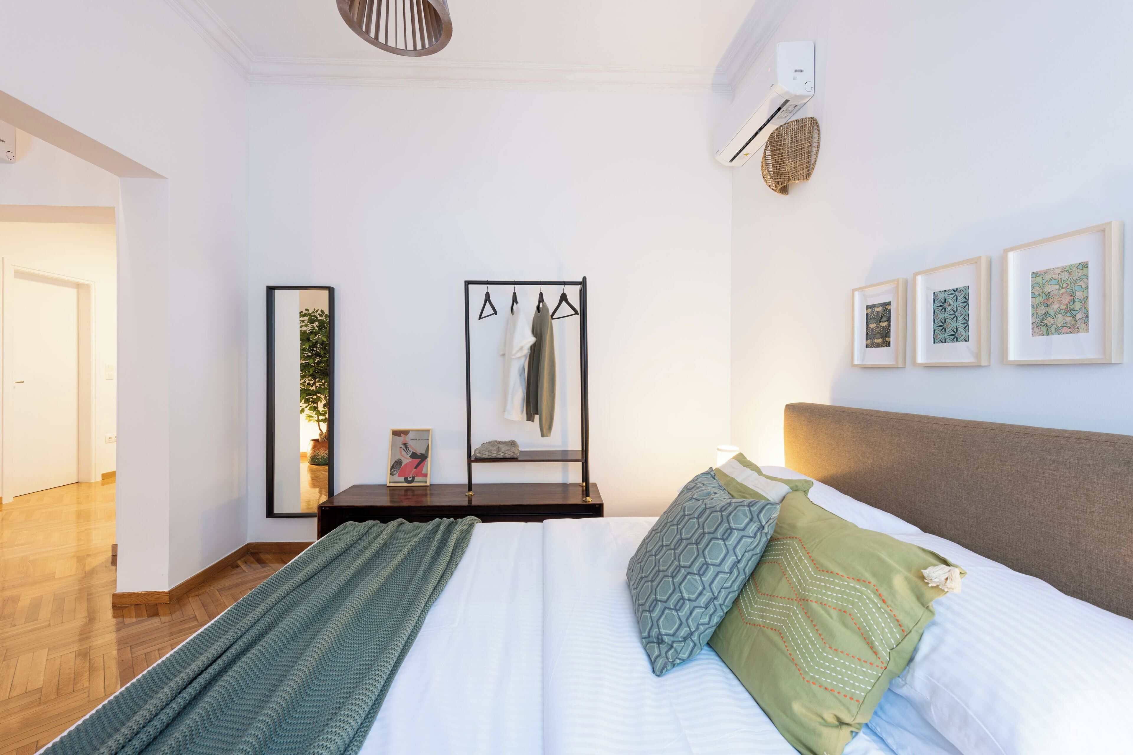 Caja de seguridad en la habitación y tabla de planchar con plancha 