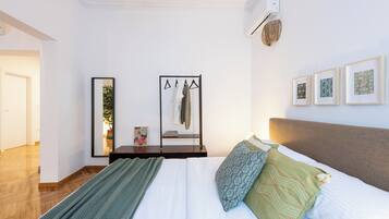 Caja de seguridad en la habitación y tabla de planchar con plancha