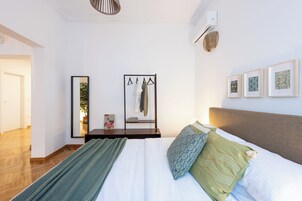 Caja de seguridad en la habitación y tabla de planchar con plancha 