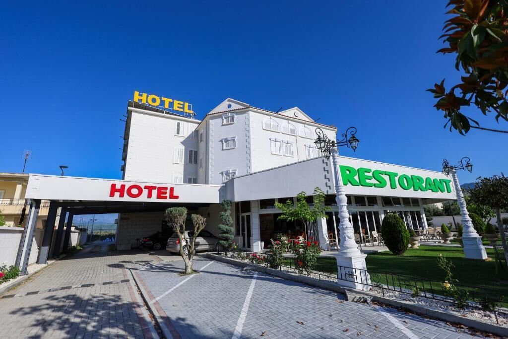Hotel y restaurante con entrada accesible, paseo empedrado y zona exterior bien cuidada.