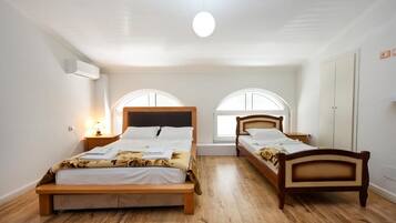 Klassieke driepersoonskamer | Gratis wifi, beddengoed