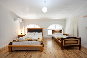 Classic Triple Room | Free WiFi, bed sheets