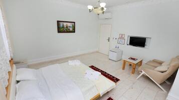 Free WiFi, bed sheets