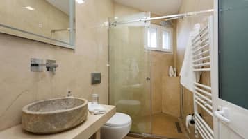 Habitación doble, baño privado | Baño | Secador de pelo, zapatillas, toallas y papel higiénico