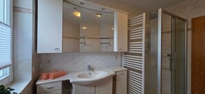 Shower, hair dryer - Vacation apartment N21 - Comfortable vacation apartment with terrace and modern (Graal-Müritz)