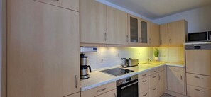 Fridge, microwave, oven, stovetop - Vacation apartment N21 - Comfortable vacation apartment with terrace and modern (Graal-Müritz)
