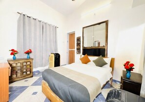 Vila, pemandangan resor | Meja kerja, ruang kerja ramah laptop, dan setrika/meja setrika