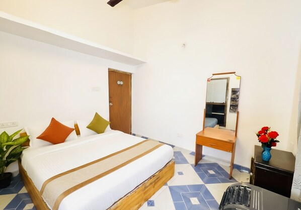 مكتب ومساحة عمل للكمبيوتر المحمول ومكواة/لوح كي وواي فاي مجانًا