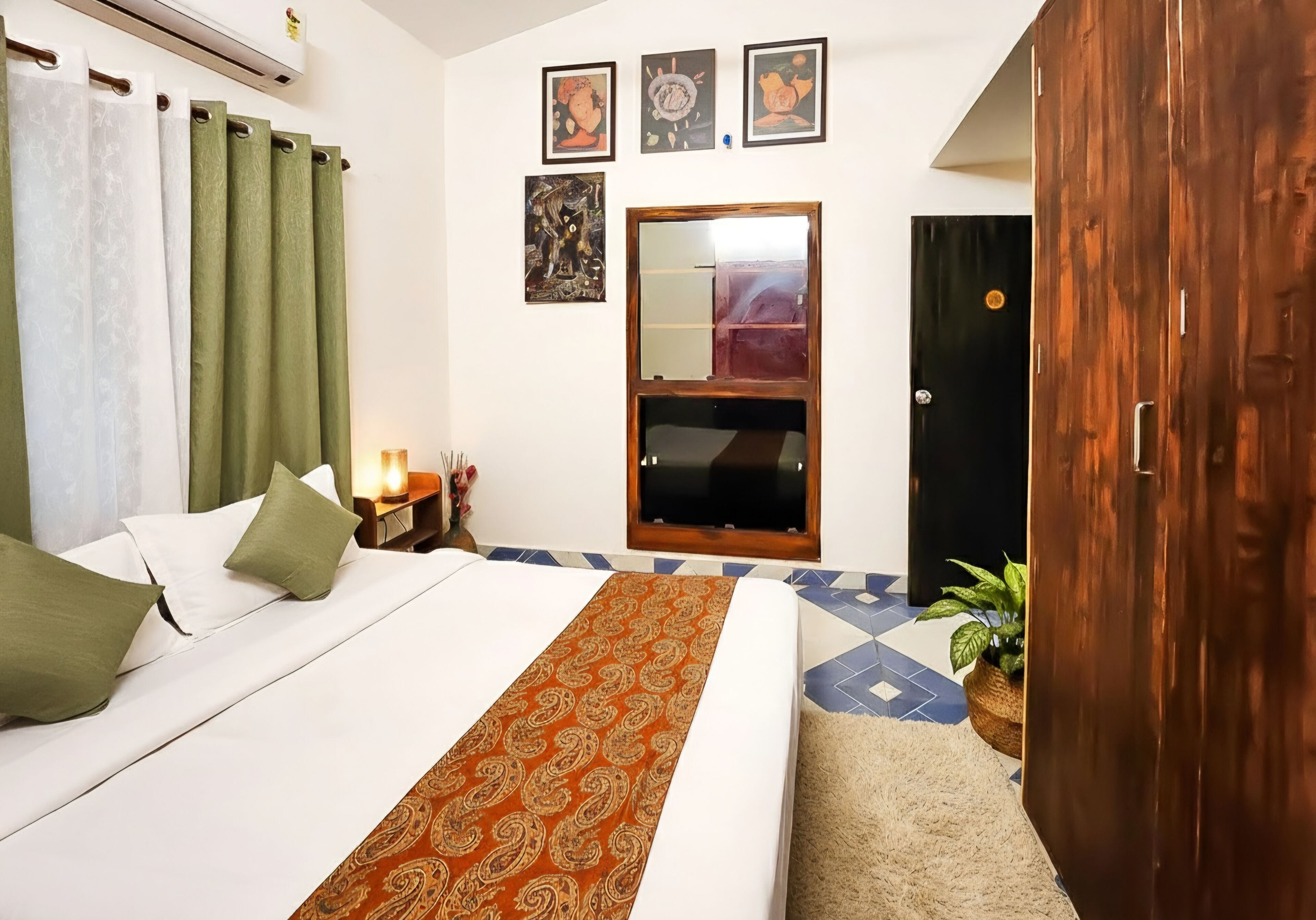 Escritorio y espacio para trabajar con laptop 