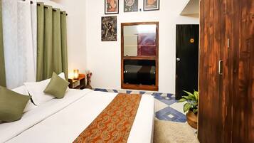 Escritorio y espacio para trabajar con laptop