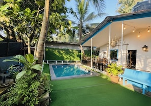 حمّام سباحة خارجي