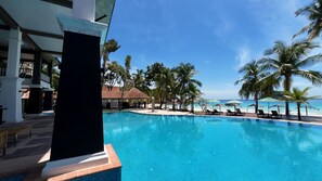 Una piscina al aire libre