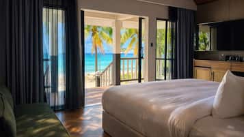 Premium villa, uitzicht op het strand | Luxe beddengoed, Tempur Pedic-bedden, een minibar, een bureau