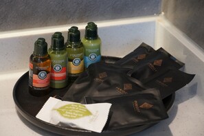 Dusj, regndusjhode, designertoalettartikler og hårføner