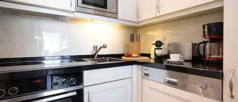 Refrigerador, microondas, horno y parrilla de estufa