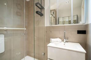Shower, hair dryer - North Sea - Modern and central 2-room apartment with balcony, WLAN. Pets (Sylt)