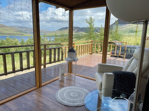 Peaceful 1-bedroom cottage in Hvalfjarðarsveit by the Lake