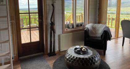 Peaceful 1-bedroom cottage in Hvalfjarðarsveit by the Lake