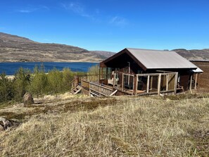 Exterior - Peaceful 1-bedroom cottage in Hvalfjarðarsveit by the Lake (Hvalfjarðarsveit)