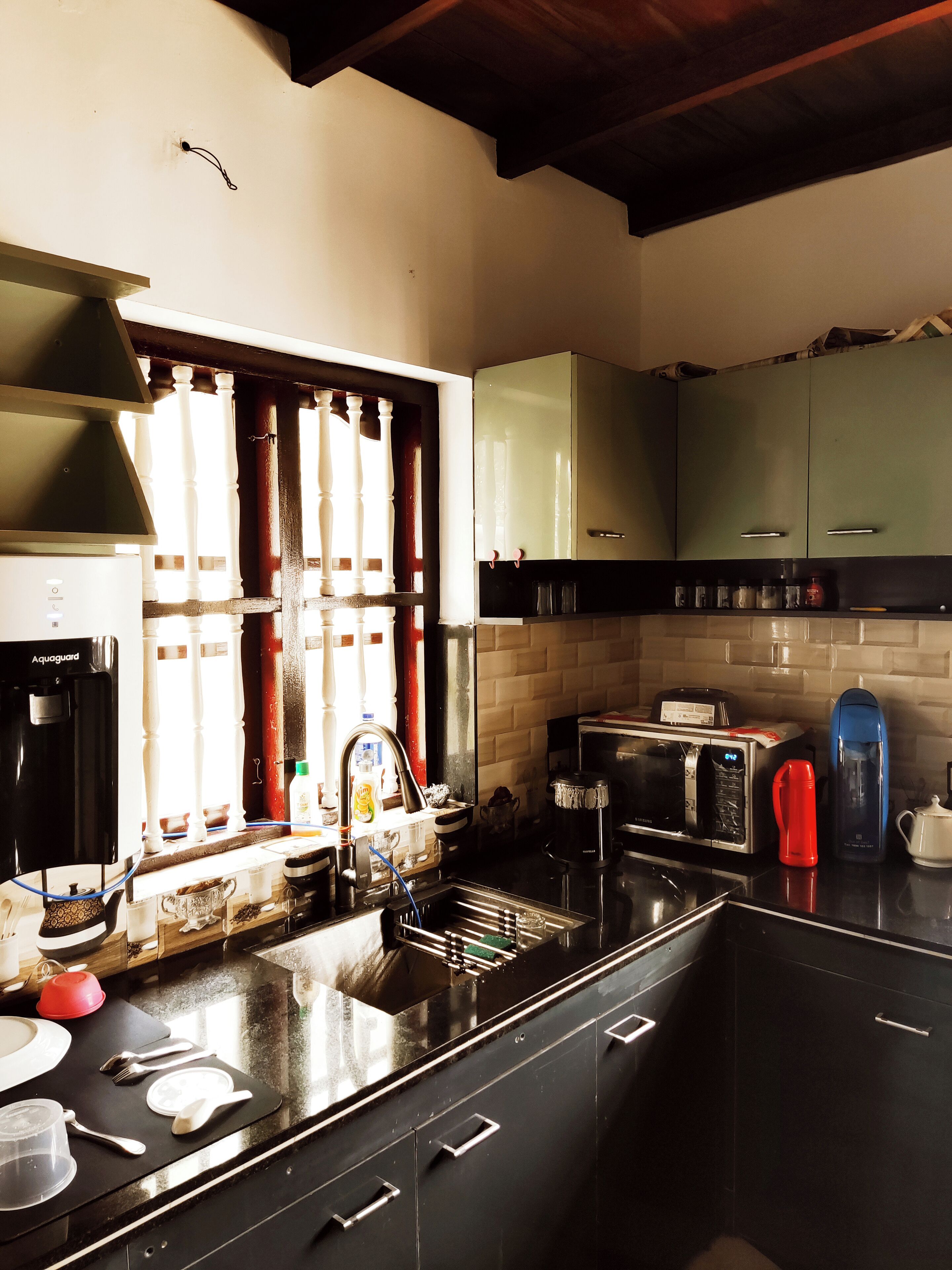 Réfrigérateur, micro-ondes, plaque de cuisson, bouilloire électrique