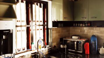 Frigorífic, microones, placa de cuina i bullidora elèctrica