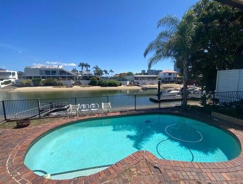 Waterfront Broadwater Master Bedroom Views Mirrors with own private beach front