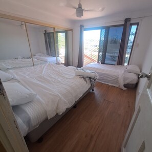6 bedrooms, iron/ironing board, free WiFi, bed sheets - Waterfront Broadwater Master Bedroom Views Mirrors with own private beach front (Surfers Paradise)