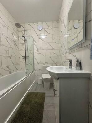 Apartment, 3 Bedrooms | Bathroom - Charming Wallington Apartment With Hot Tub (Wallington)