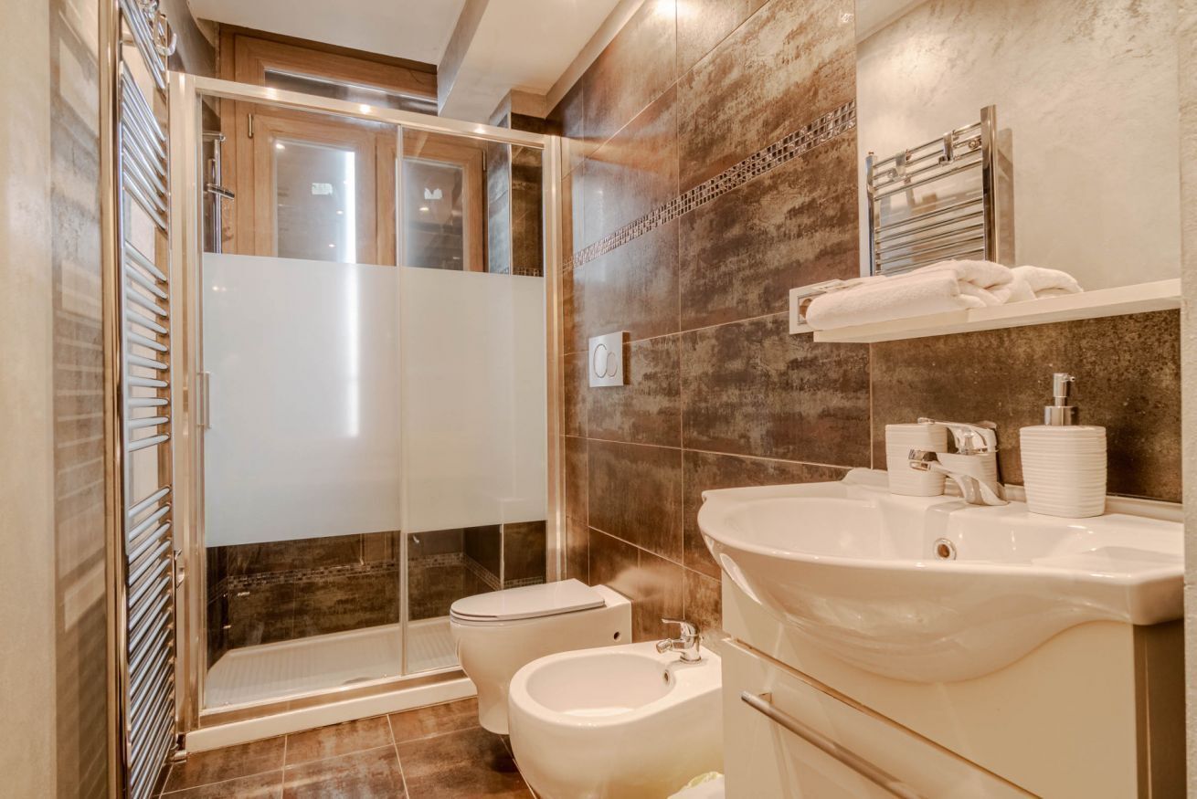 Bruser, hårtørrer, bidet, håndklæder