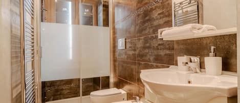 Douche, sèche-cheveux, bidet, serviettes fournies