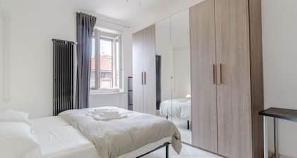GuestHost - A cozy 45 square meters apartment, perfect for two people, located on the fourth floor of a building (NO elevator).The property is located in the Barriera di Milano neighborhood, north of the historic center. Convenient public transportation
