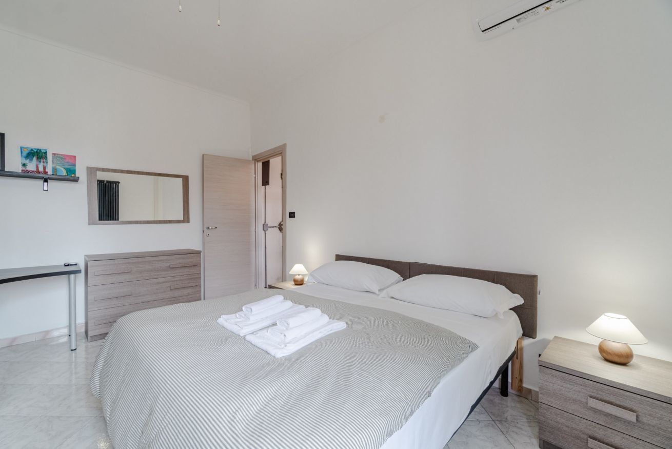 1 chambre, fer et planche à repasser