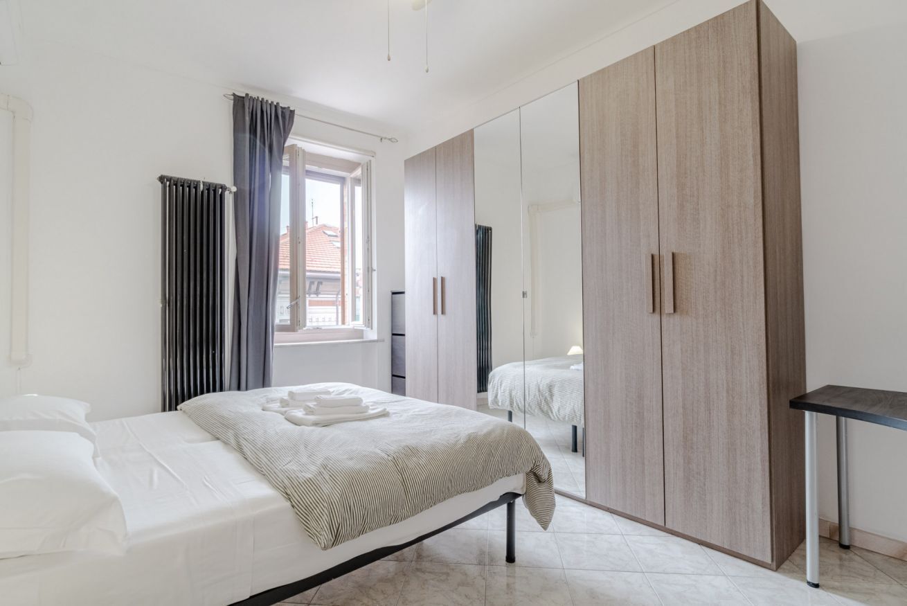 1 chambre, fer et planche à repasser