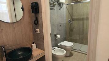 Chambre Quadruple Familiale, non-fumeur, balcon | Salle de bain