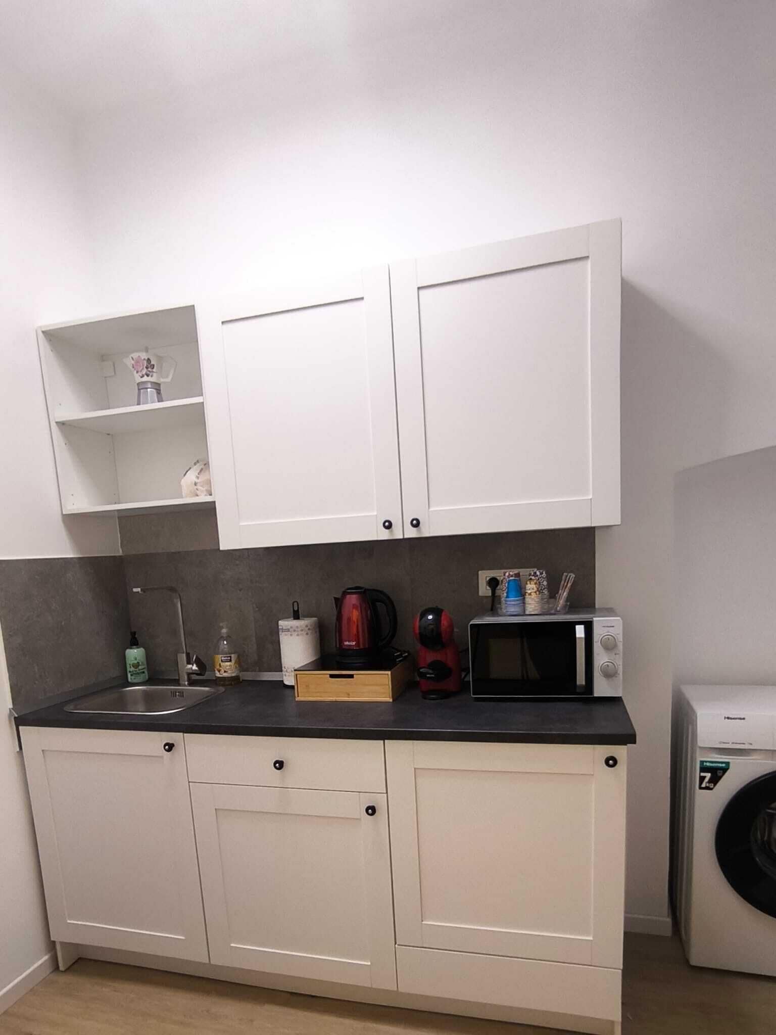 Frigorifero, macchina per caffè espresso, bollitore elettrico