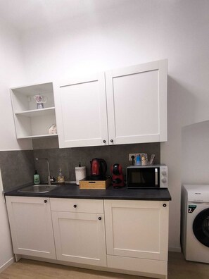 Réfrigérateur, machine à expresso, bouilloire électrique