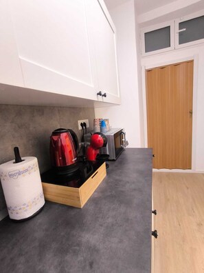 Køleskab, espressomaskine, elkedel