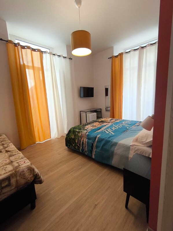 Habitación triple Deluxe, no fumadores, balcón | Escritorio y wifi gratis