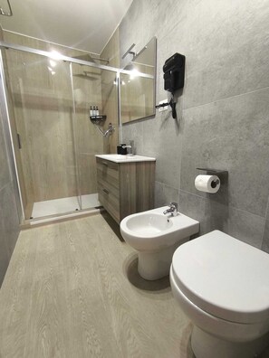 Deluxe-værelse til 3 personer - ikke-ryger - balkon | Badeværelse | Bruser, brusehoved med spredningseffekt, hårtørrer, bidet