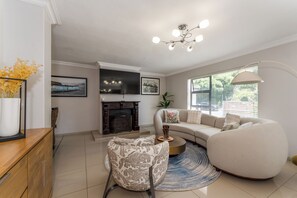 TV, fireplace - Enchanting 4-bedroom house in Cape Town (Cape Town)