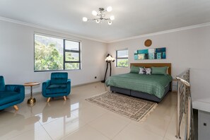 4 bedrooms, iron/ironing board, internet, bed sheets