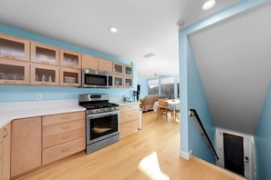 Fridge, microwave, oven, stovetop - Living Your Best Life Beach House w/ Roof Top Deck (San Diego)