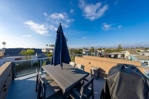 Outdoor dining - Living Your Best Life Beach House w/ Roof Top Deck (San Diego)