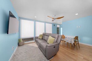 TV - Living Your Best Life Beach House w/ Roof Top Deck (San Diego)