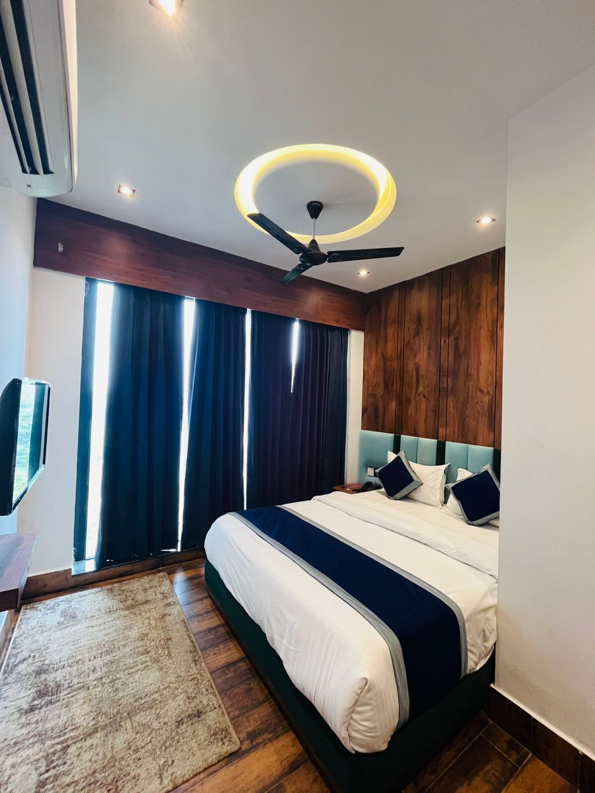 Espacio para trabajar con laptop y wifi gratis 